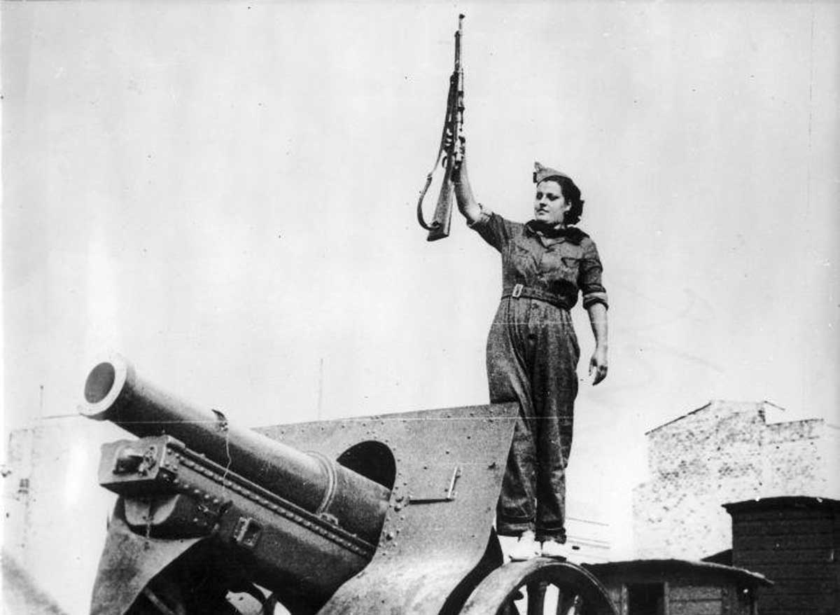 Woman with a rifle during the Spanish civil war. Barcelona, 1936. Nationaal Archief, The Hague.