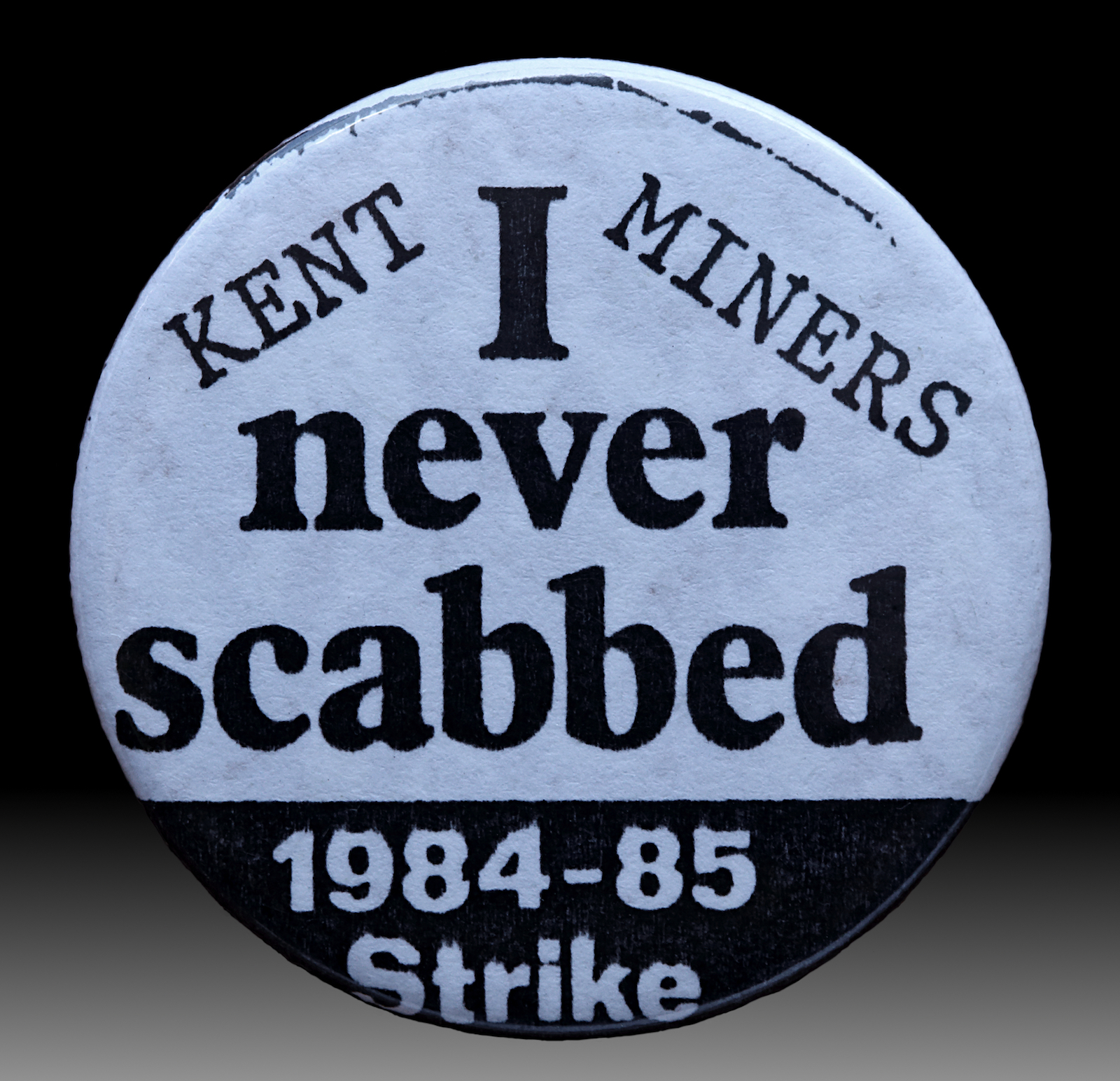 A badge worn following the miners' strike of 1984-85 by a miner from the Kent coalfields. Jamain (CC BY-SA 4.0 DEED)