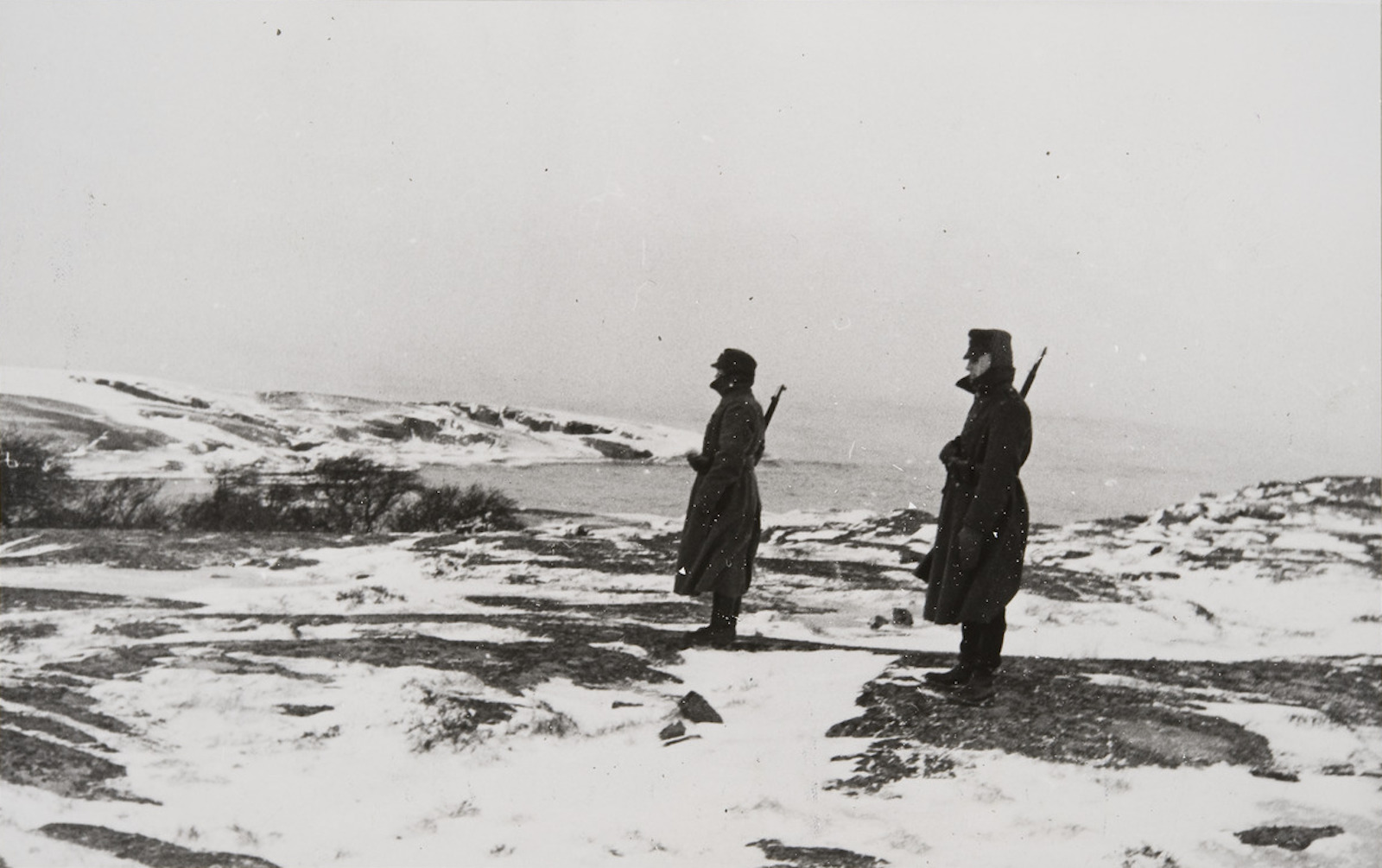 Finnish soldiers stand guard during the Winter War, c. 1939-1940. Finnish Heritage Agency (CC BY 4.0).
