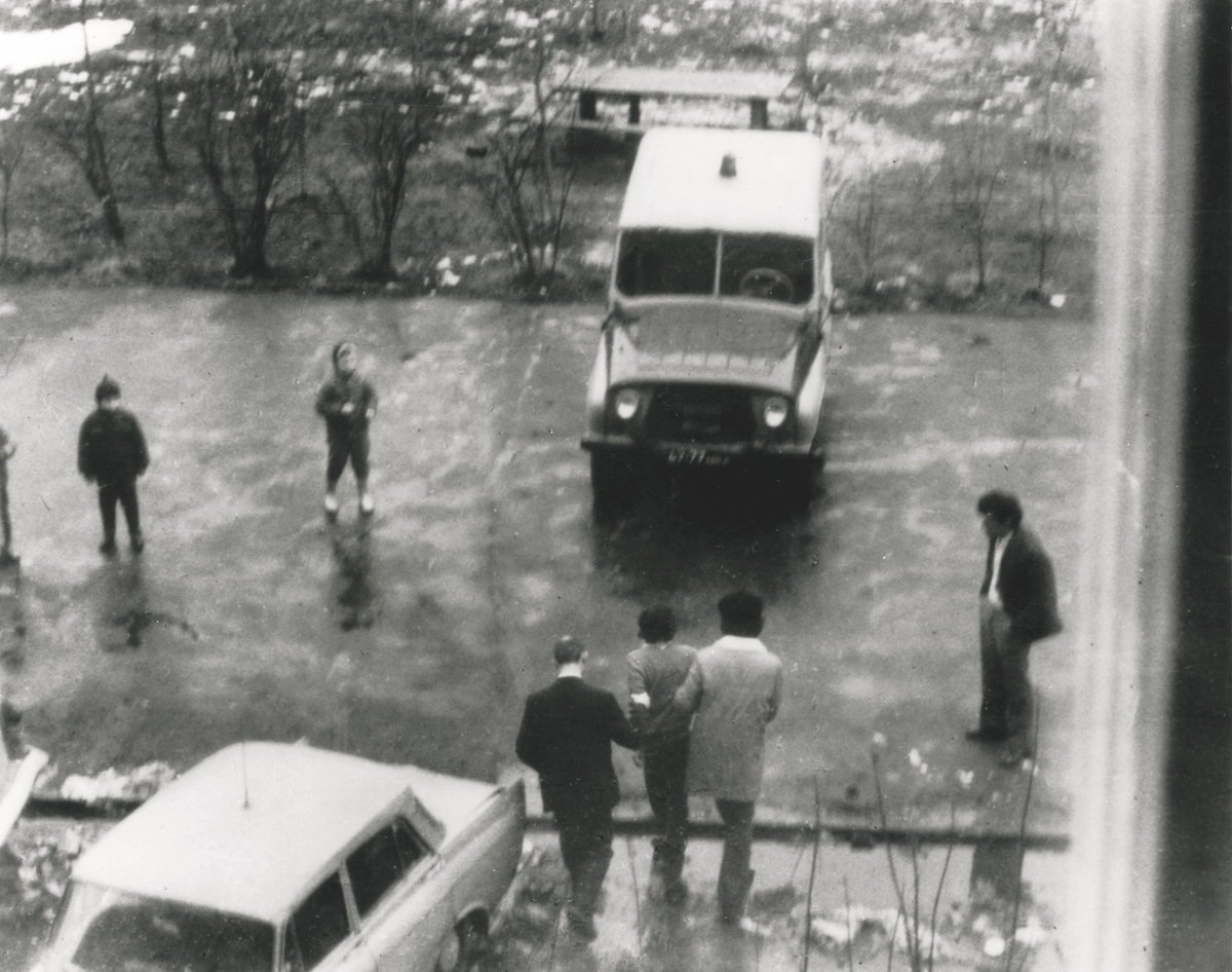 The arrest of Aleksandr Podrebinek by plainclothes KGB men during a Baptist prayer meeting in April 1977. Smith Archive/Alamy Stock Photo.