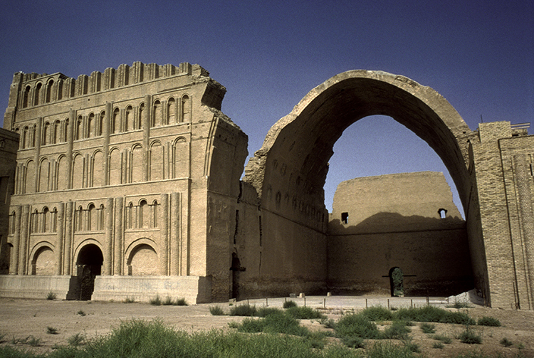 Ruins of the palace of Ctesiphon, capital of the Sasanians, with the Arch of Khusrow, sixth century. Ⓒ Gerard Degeorge/akg-images