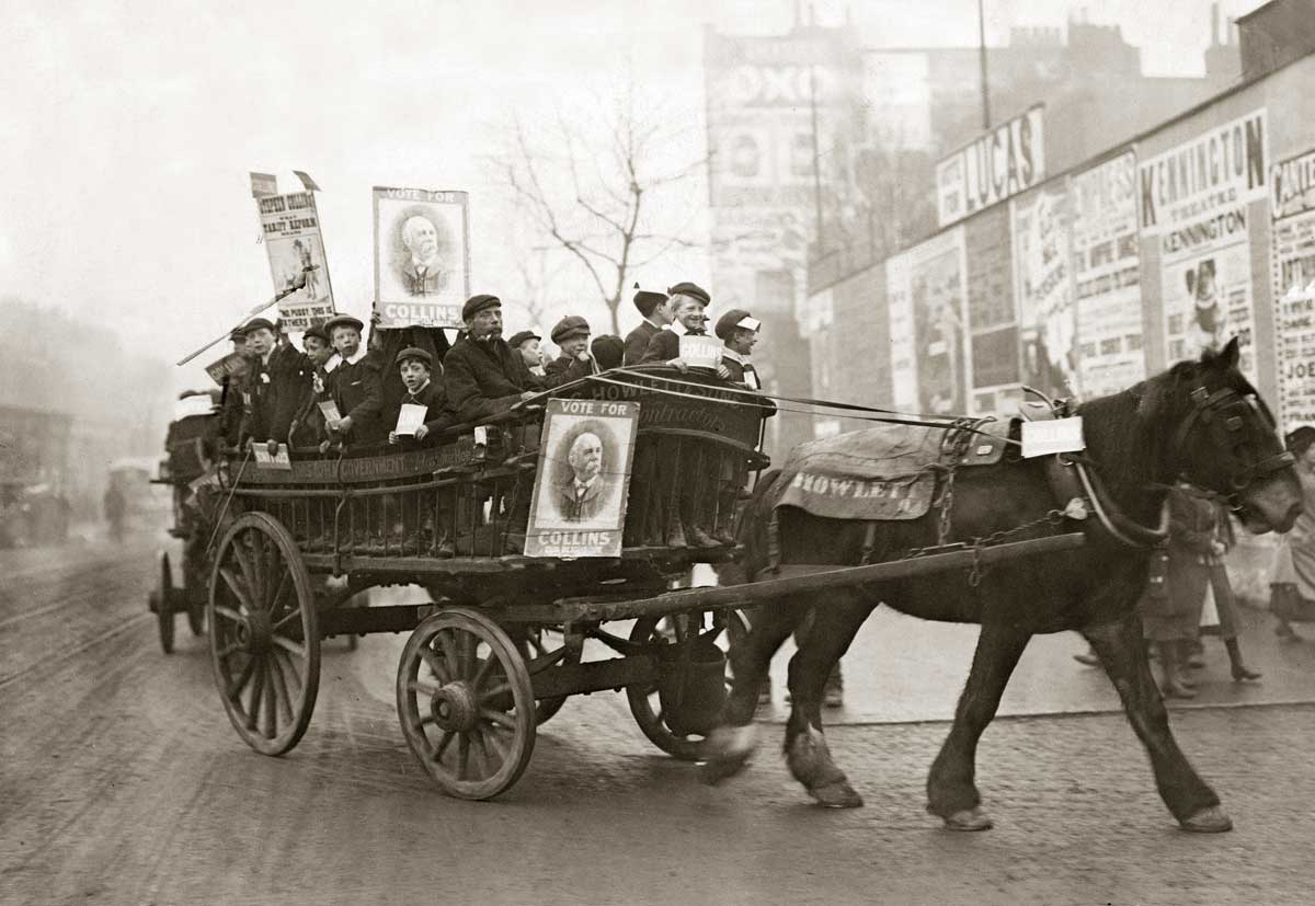 Boys parade election posters through South London, 1910 © Ullstein Bild/Getty Images.