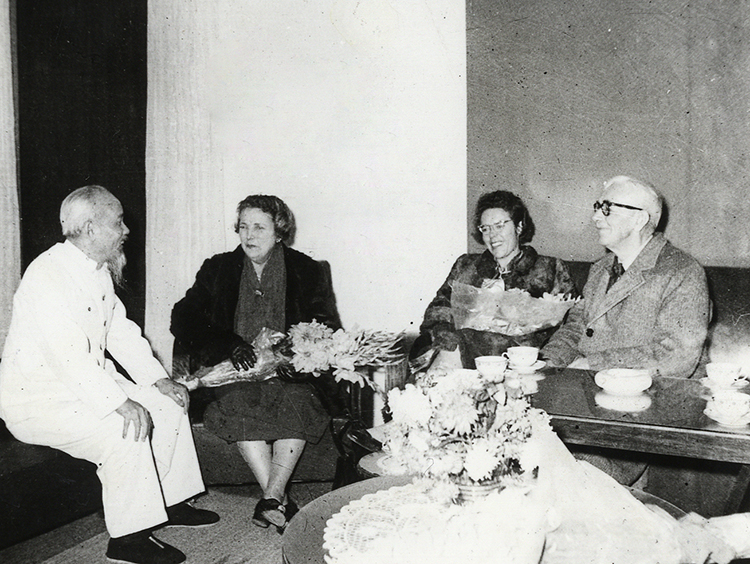 Ho Chi Minh welcoming Loseby, his wife and daughter to Hanoi in 1960.
