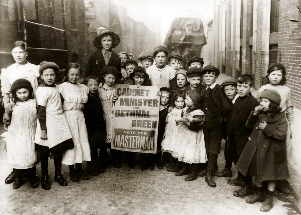 Children campaigning in the Bethnal Green by-election, 13 February 1914 © Getty Images. 