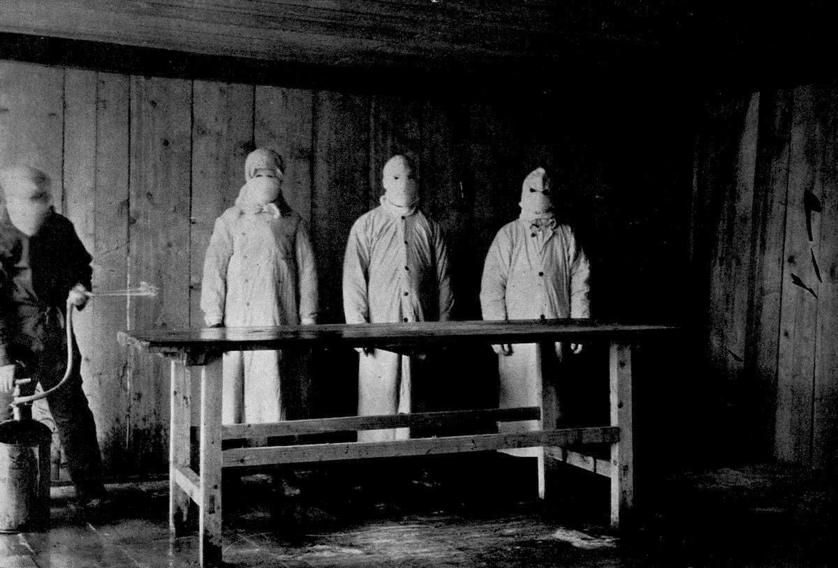 Chinese medical staff prepare facilities during an outbreak of pneumonic plague, Shenyang, 1910 © Corbis/Getty Images.