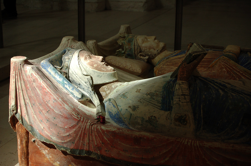 The effigies of Eleanor of Aquitaine and Henry II at Fontevraud Abbey. Wiki Commons/ElanorGamgee.