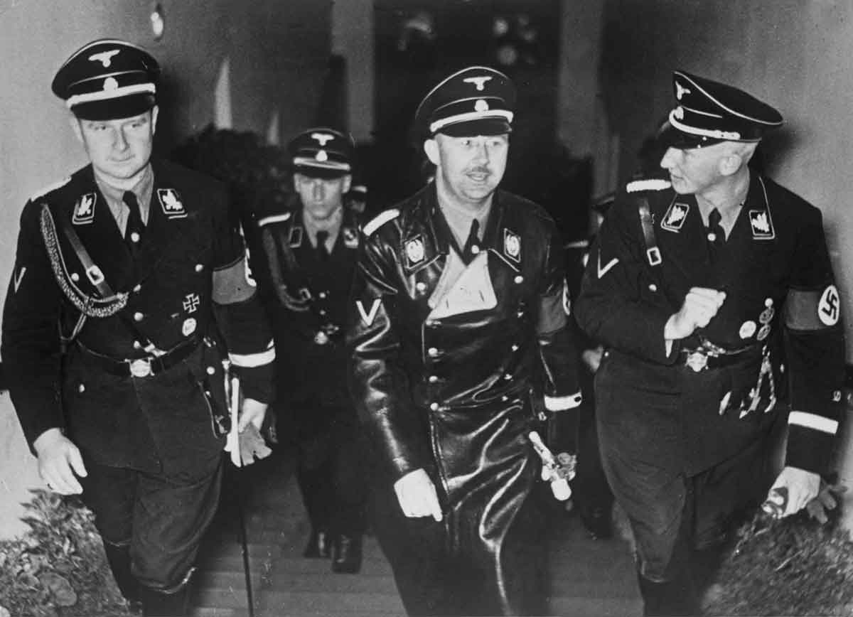 Karl Wolff, Heinrich Himmler and Reinhard Heydrich attend the premiere of the film Verräter (Traitor), Nuremberg, 1936 © akg-images