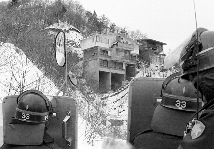 Standoff: police officers outside the Asama Sansō lodge, February 1st, 1972.