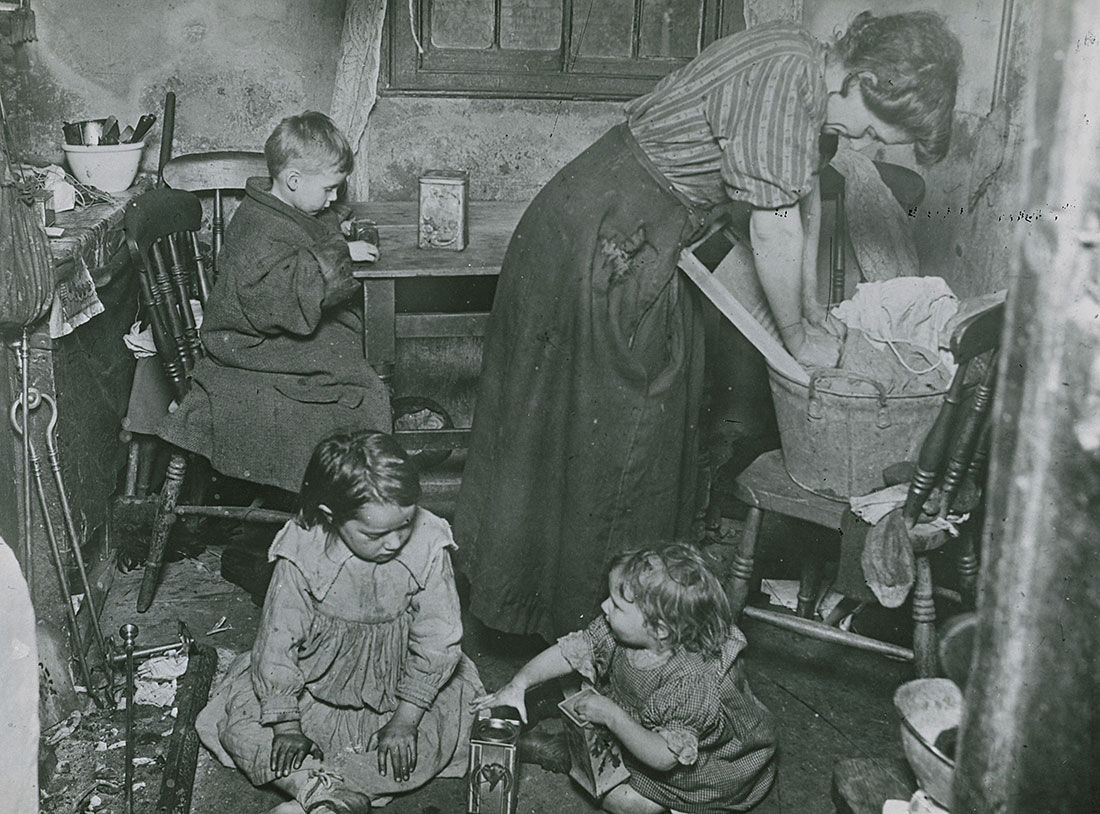A great hardship: mother and children, London, early  20th century.