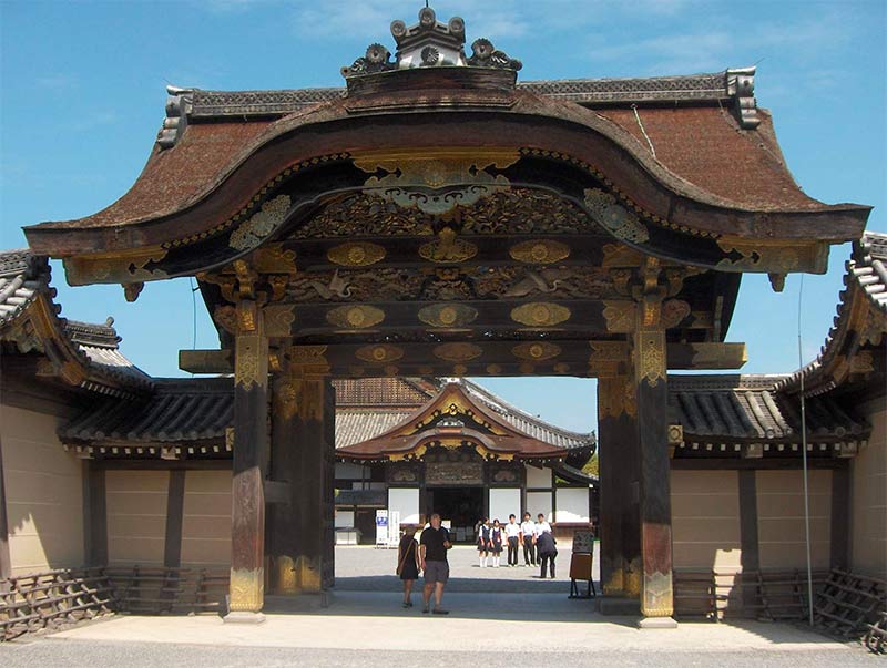 The karamon main gate to Ninomaru Palace