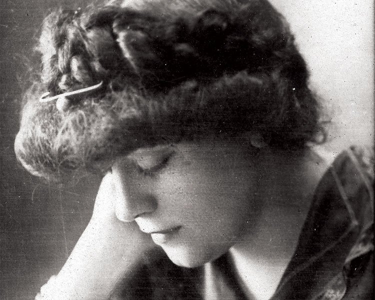 Lucie Delarue-Mardrus, c.1905.