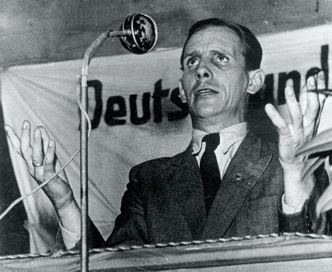 Rinascita: Ernst Remer, leader del Partito socialista del Reich (SRP), affronta una riunione, c.1951.