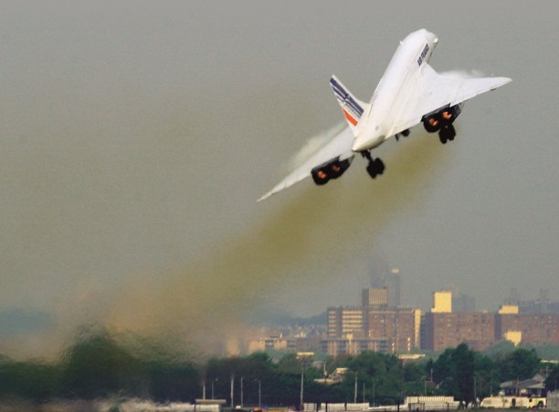 Concorde leaves JFK Airport, New York for Paris on its last commercial flight, May 2003. Getty Images/AFP