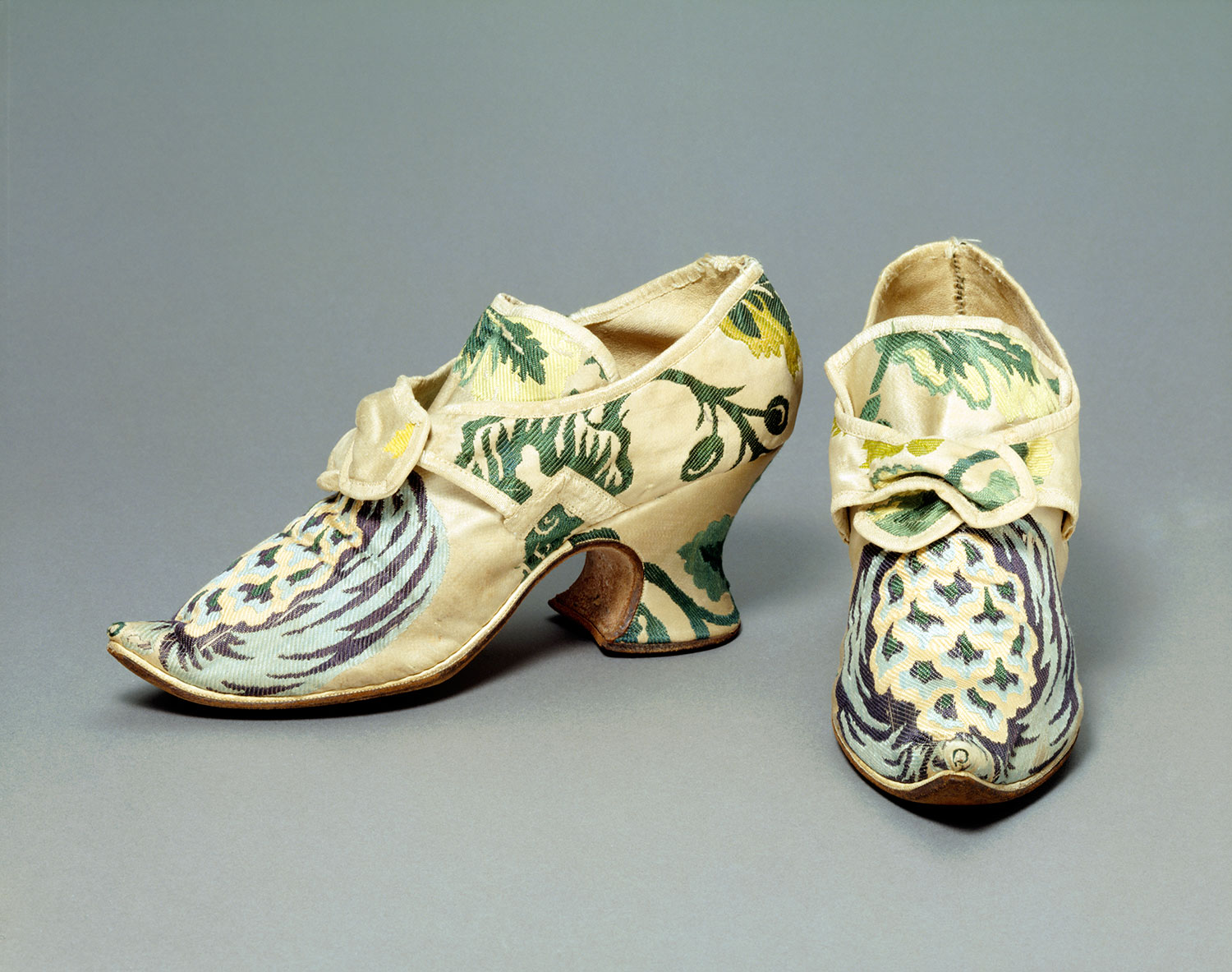 Pair of indoor shoes made with brocaded silk and leather, Spitalfields, c.1735.