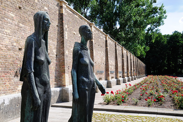 Together: Zwei Stehende (Two Women Standing) is a monument to Ravensbrück.