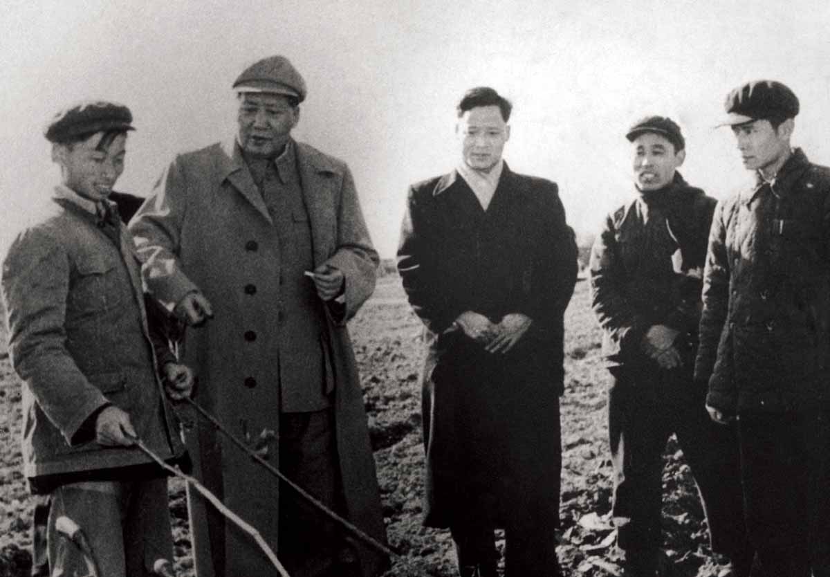 Mao Zedong (second from left) meeting farm workers to congratulate them on their yield, 9 February 1958 © Hulton Getty Images.
