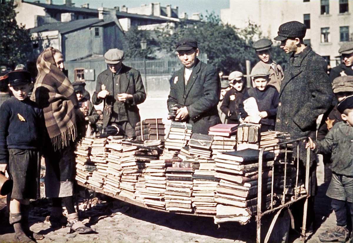Book sale in the Łódź Ghetto, 1940 © Collection Walter Genewein/akg-images.