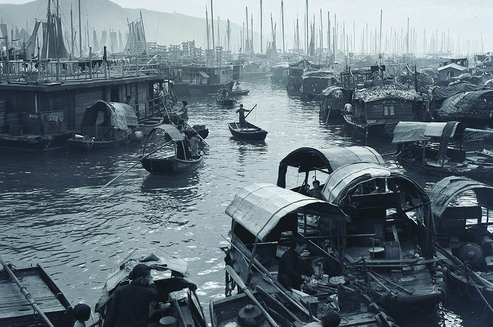 Sui seung yan boats, Aberdeen Harbour, 1950s. Chronicle / Alamy Stock Photo