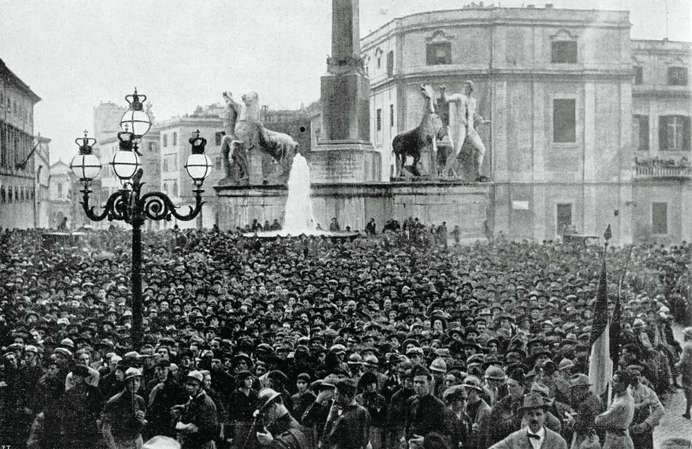 A crowd gathered in Piazza del Quirinale, Rome, 31 October 1922.