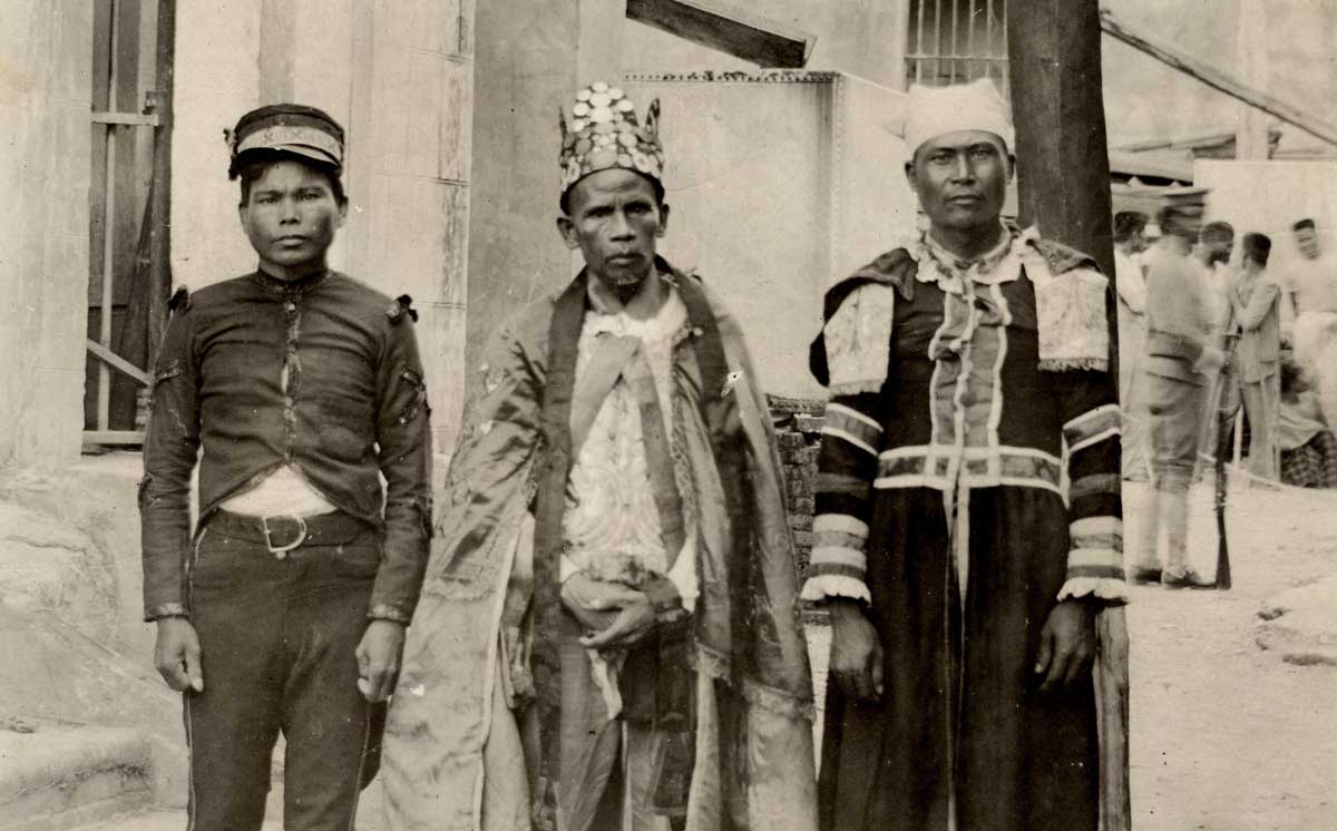 "Papa Isio" (Dionisio Magbuelas), with two followers in a prison in Bacolod City in 1907.