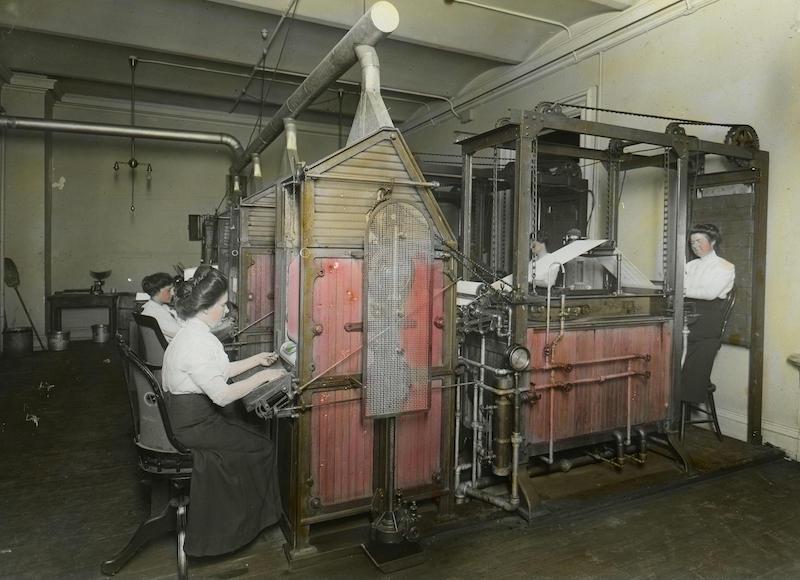 The laundry machine at the US Treasury, Redemption Division, 1914. piemags/N23/Alamy Stock Photo.