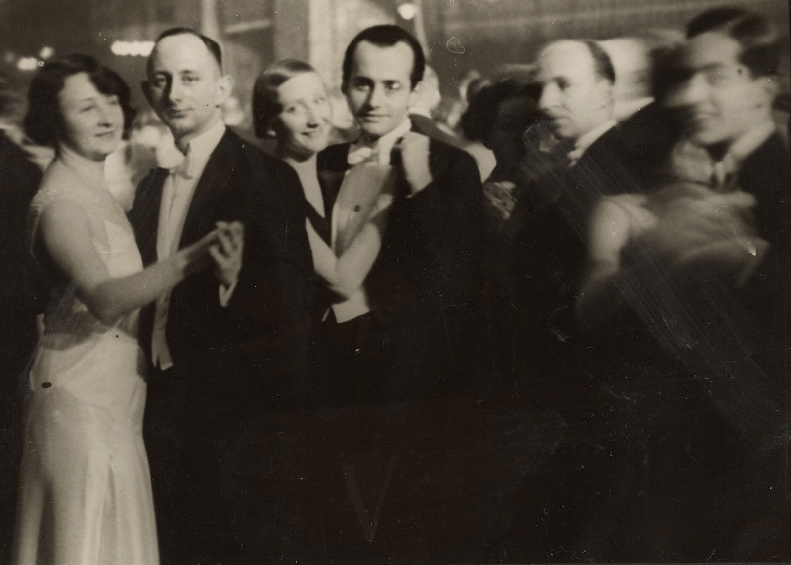 Couples dancing in Weimar Republic Berlin by photographer Erich Salomon, c. 1930. The J. Paul Getty Museum, Los Angeles. Public Domain.