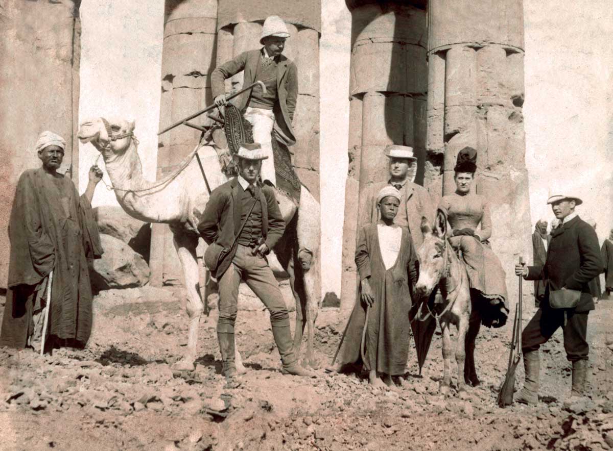 Pesta tur Thomas Cook di Luxor, akhir abad ke-19 © Arsip Thomas Cook/Perpustakaan Gambar Mary Evans.