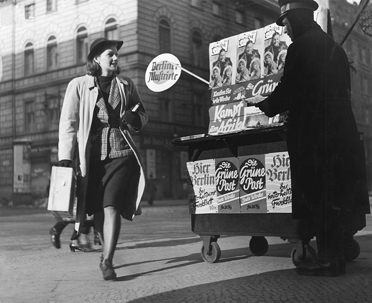 Newstand in Berlin, 1941. © Getty Images.