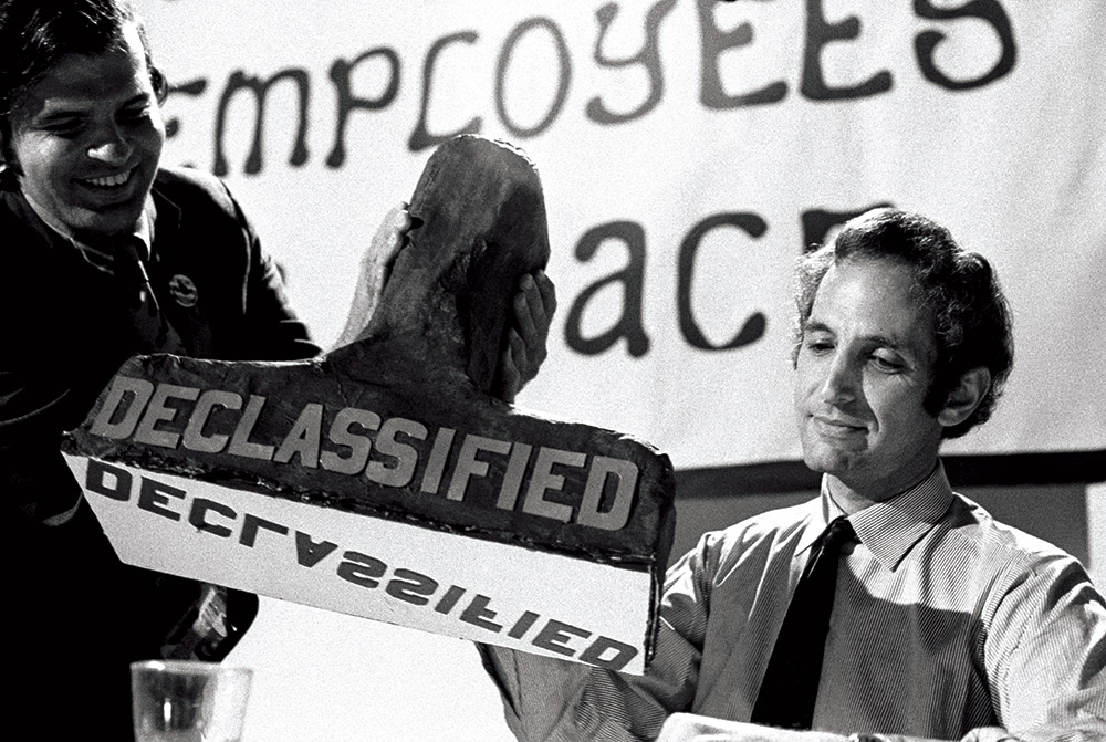 Daniel Ellsberg being presented with a papier-mâché ‘Declassified’ stamp on 23 September 1971, at a banquet held by the Federal Employees for Peace.