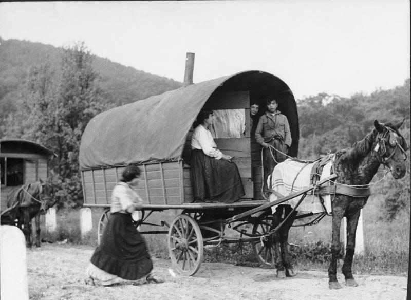 A Romani wagon in Germany in 1935.