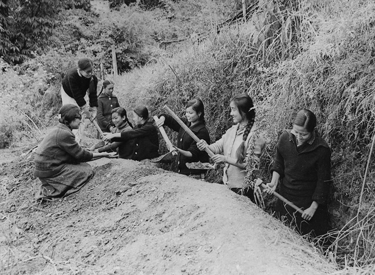 Children from the Paljor Namgyal Girls’ School dig trenches against Chinese attack, October 1965.