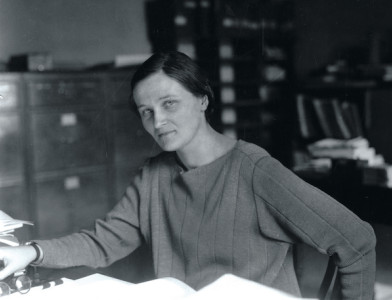 Cecilia Payne-Gaposchkin at Harvard College Observatory, 1920s. Science History Images/Alamy Stock Photo.