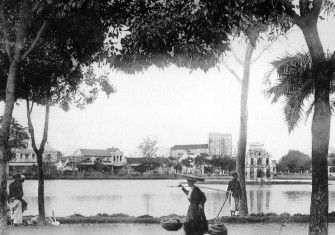 Photo of Hoan Kiem Lake, Hanoi, early 20th century. (aka-images)