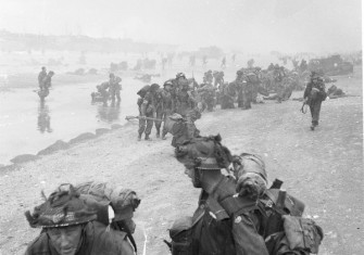 British forces on Sword Beach shortly after landing during the invasion of Normandy, 6 June 1944. Imperial War Museum (B 5114).