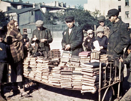 Book sale in the Łódź Ghetto, 1940 © Collection Walter Genewein/akg-images.