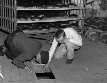Lieutenant Robert R Rogers and Erich Pinkau from the German criminal police inspect the Konsum-Genossenschaftsbäckerei bakery in Nuremberg, 1946. Wiki Commons.