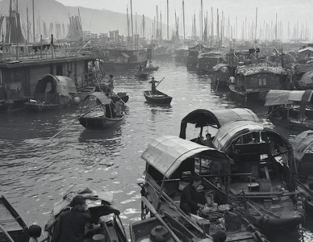 Sui seung yan boats, Aberdeen Harbour, 1950s. Chronicle / Alamy Stock Photo