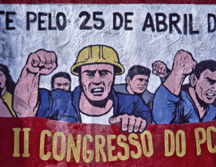 A mural in Lisbon commemorating the Carnation Revolution of 25 April 1974, c. 2020. Eric Huybrechts (CC BY-ND 2.0 DEED).