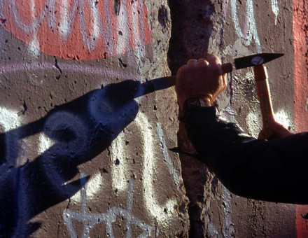 Chipping_off_a_piece_of_the_Berlin_Wall.jpg