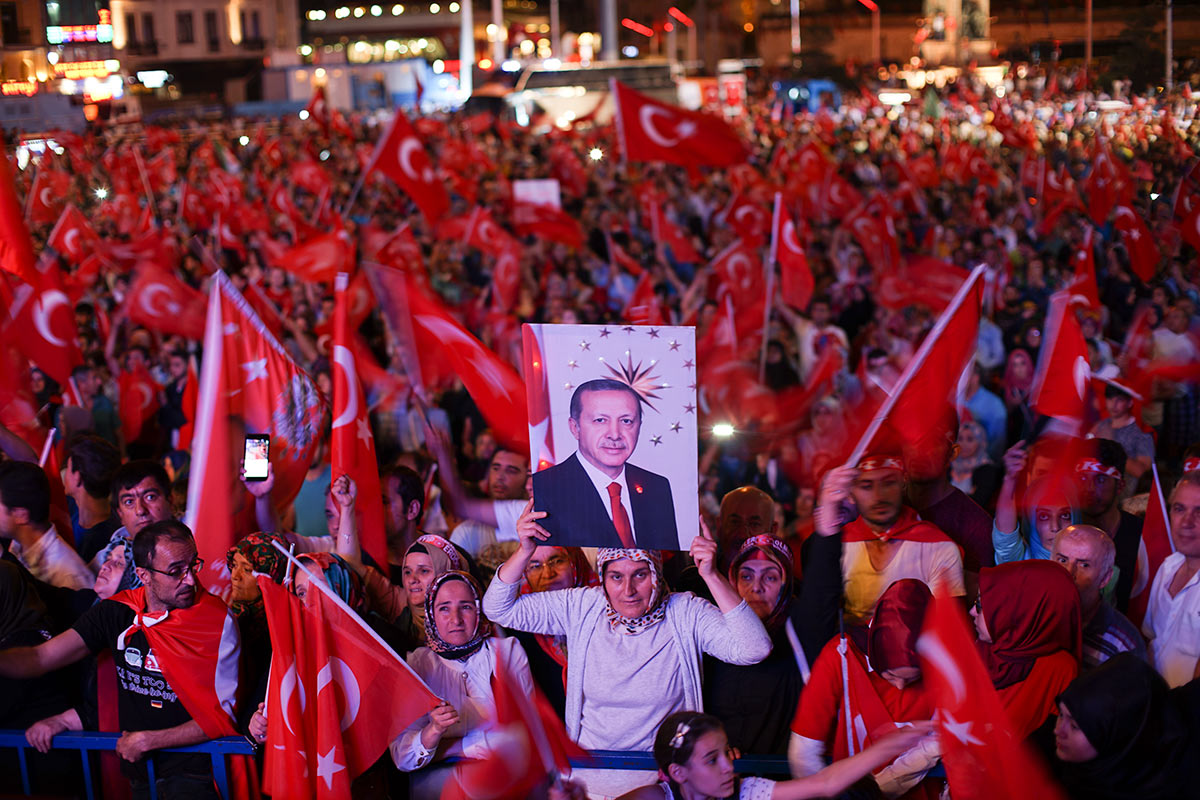 Demonstration in support of Erdoğan, Istanbul, 22 July 2016.