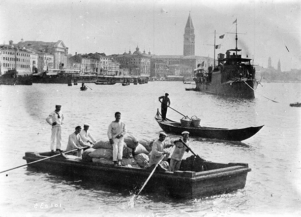Italian sailors prepare ships of the Italian fleet in Venice, 1914. Getty Images/Roger Viollet