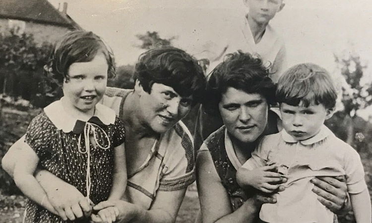 The Cohen sisters, Nellie (left) and Rose (right), c.1932. Nellie is holding her daughter Joyce and Rose is holding her son Alexey. Courtesy of P. Harris.