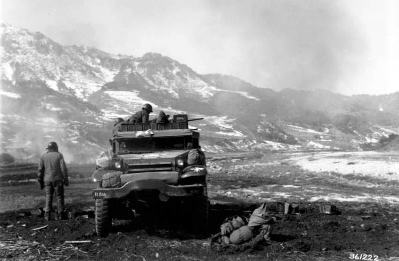 Battery B, 15th AAA Battalion, 7th Infantry Division prepare to launch an attack north of Chae-jae, Korea, 12 March 1951. Signal Corps Photo / Wiki Commons.