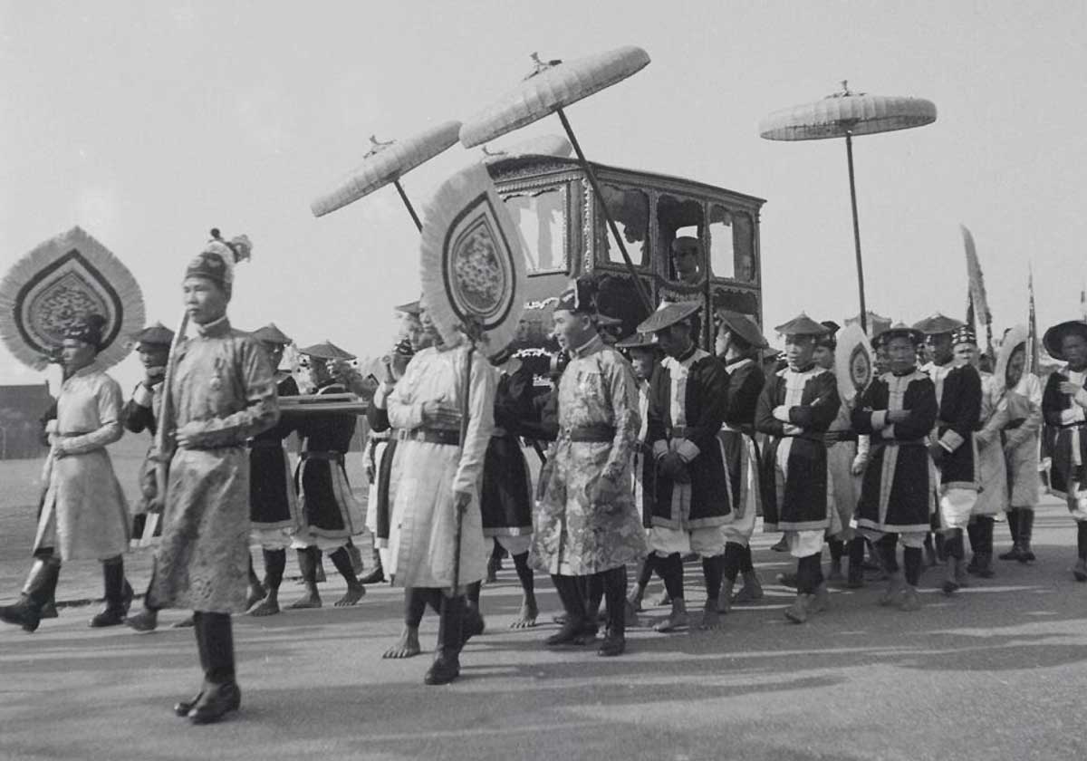 Palanquin carrying Bảo-đại, 1942. Wiki Commons.