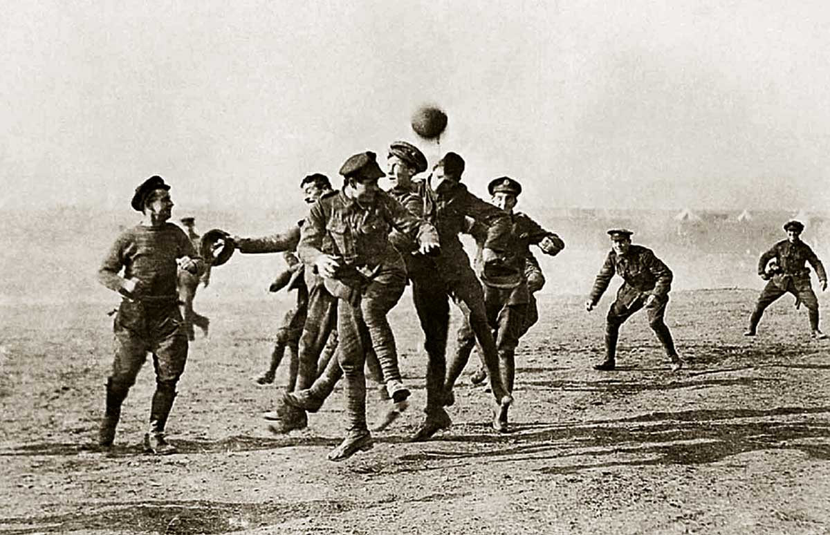 British soldiers play football in Thessaloniki in 1915 © Getty Images.
