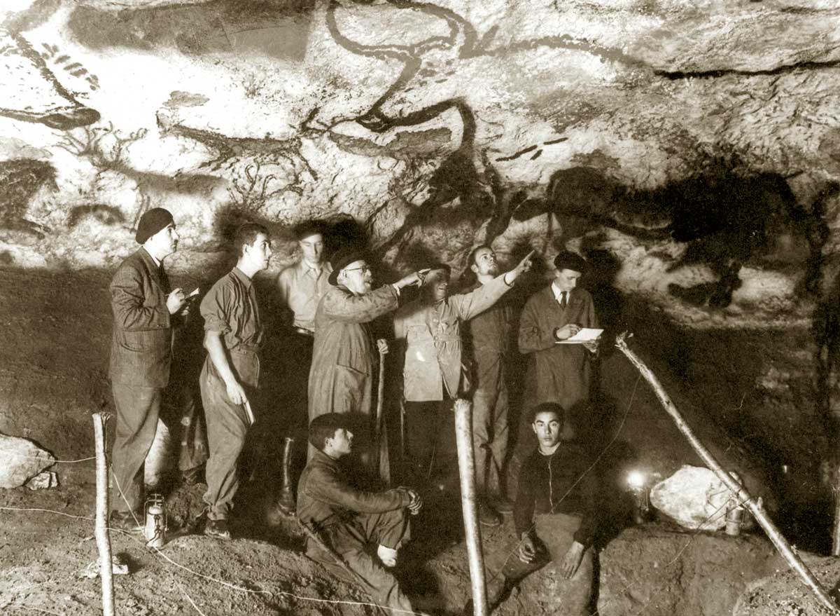 The cave’s discoverers with visitors (Marcel Ravidat, seated right, and Henri Breuil, centre), 1940 © akg-images.