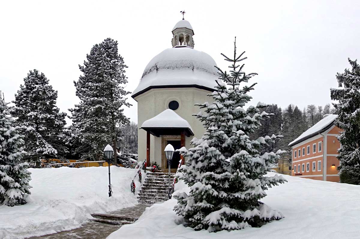 Silent Night Chapel in Oberndorf bei Salzburg. The Chapel stands on the site of the former St. Nicholas's Church. Image: Wiki Commons/Holger Uwe Schmitt.