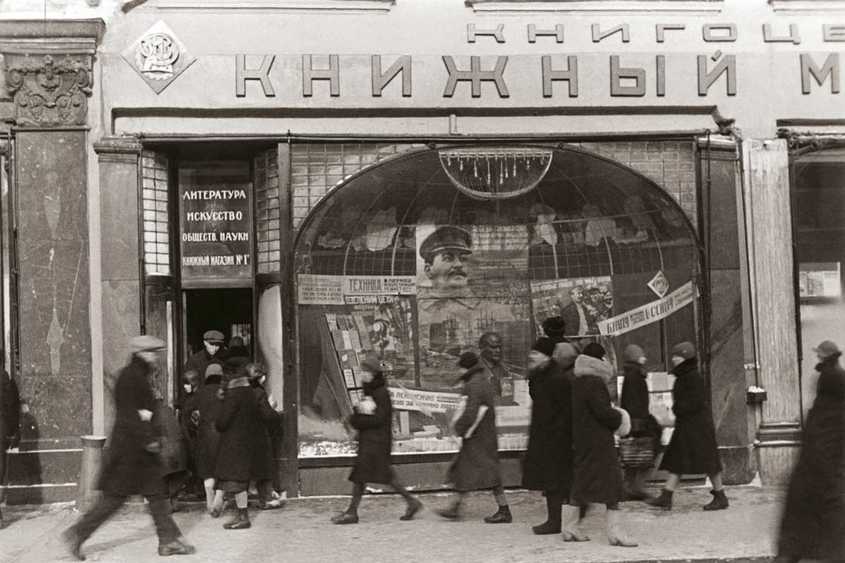 A queue in a Moscow street, 1930s © Ullstein Bild/Getty Images.