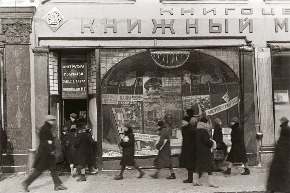 A queue in a Moscow street, 1930s © Ullstein Bild/Getty Images. A queue in a Moscow street, 1930s © Ullstein Bild/Getty Images.