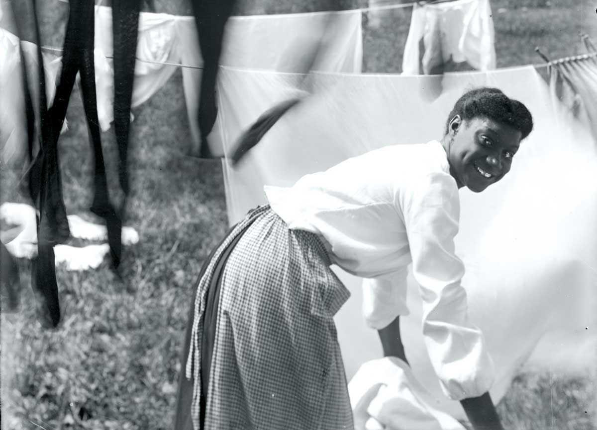 A young woman hanging up laundry, Newport, Rhode Island, 1903. Photo by Gertrude Käsebier. Courtesy Library of Congress, Washington DC. 